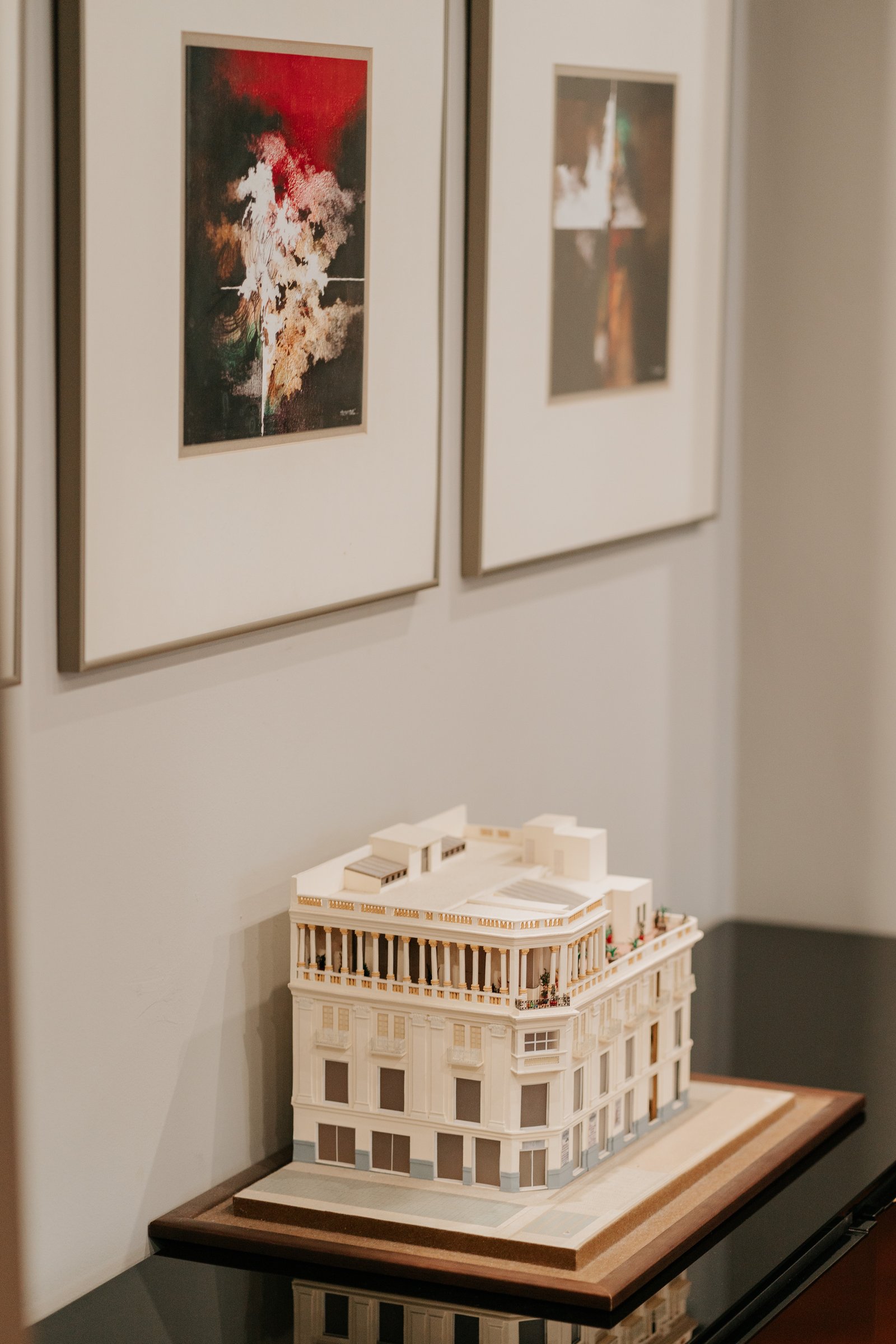 Maqueta de un edificio expuesta en la notaría