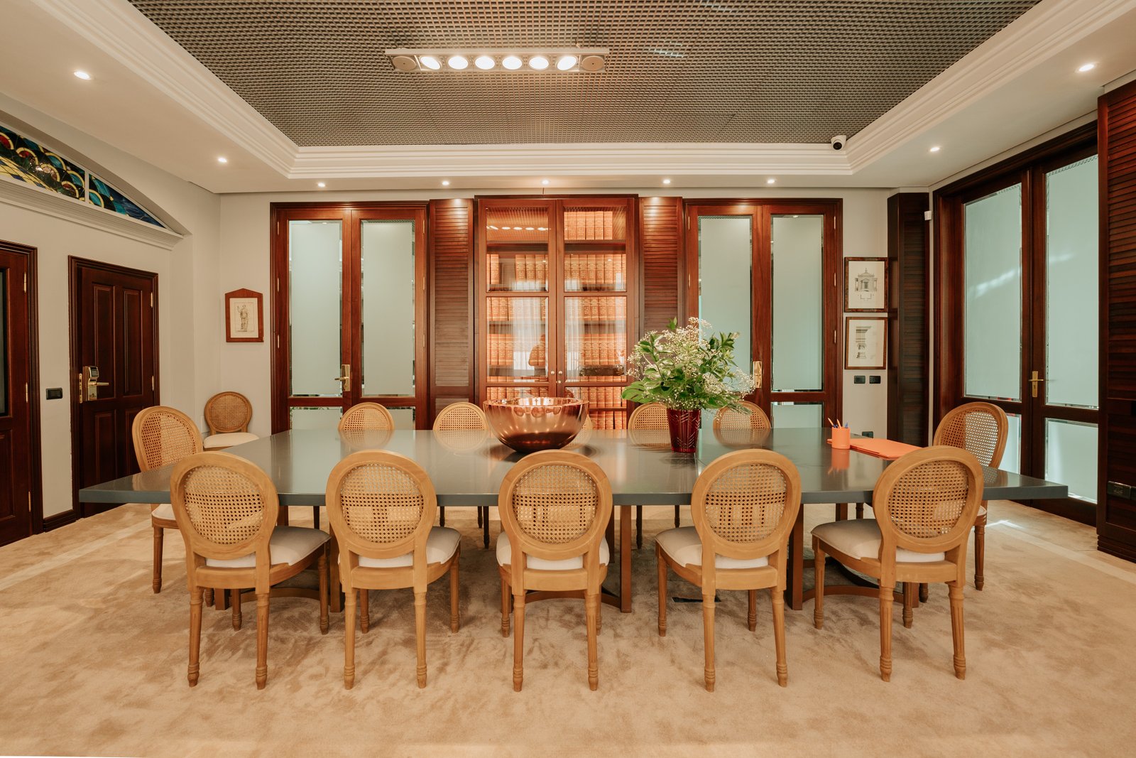 Vista frontal de la sala de firmas de la notaría