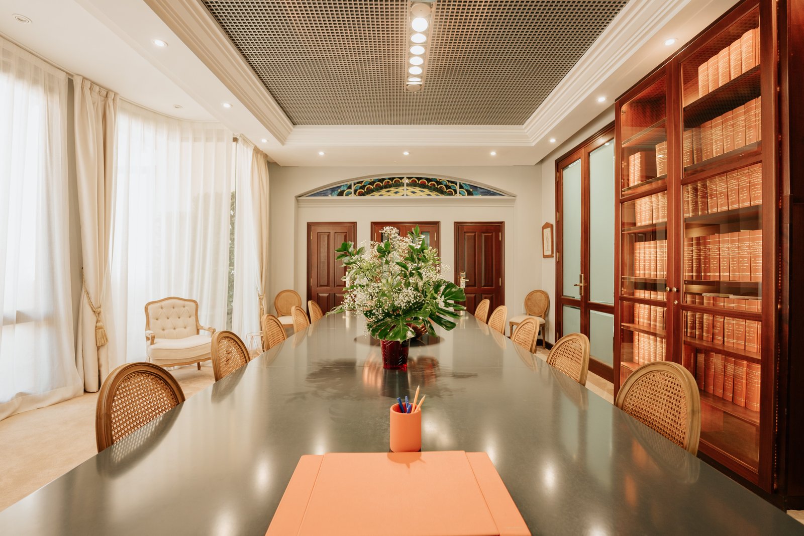 Sala de firmas real de la notaría, con mesa amplia y librería